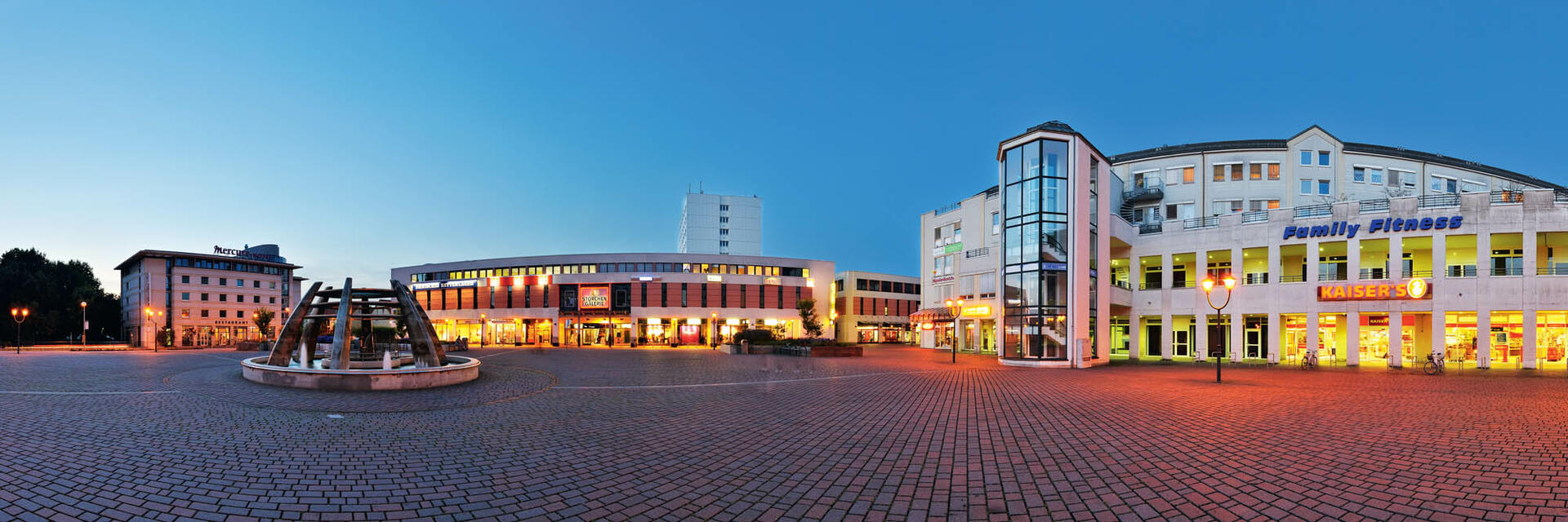 Bild vergrößern: Havelplatz mit Blick auf die Storchengalerie in Hennigsdorf