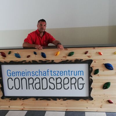 Bild vergrößern: Gemeinschaftszentrum Conradsberg Empfangstresen