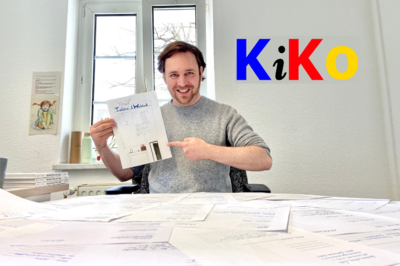 Bild vergrößern: Johannes Otto zeigt auf die eingereichten Vorschlge zur KiKo21