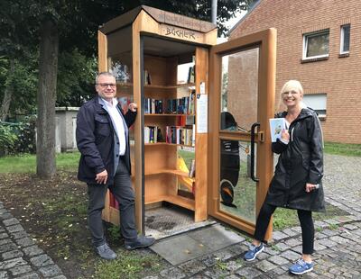 Bild vergrößern: Bürgermeister Thomas Günther und die ehrenamtliche Betreuerin Frau Frankenberger eröffnen den Bücherschrank
