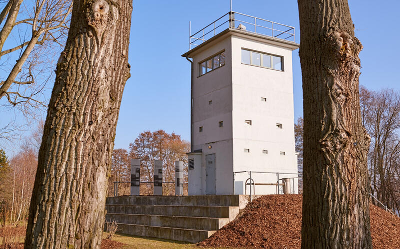 Bild vergrößern: Grenzturm Nieder Neuendorf mit Außenstelen
