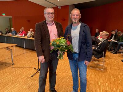 Bild vergrößern: Bürgermeister Thomas Günther hat Thomas Welsch für sein ehrenamtliches Engagement gedankt und ihm zur Auszeichnung gratuliert. Der 66-Jährige wurde vom Landkreis Oberhavel für seinen Einsatz im Conradsberg geehrt.
