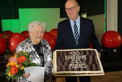 Bild vergrößern: Gisela Damm erhält aus den Händen des Ministerpräsidenten des Landes Brandenburg eine Ehrenurkunde für ihren ehrenamtlichen Einsatz. Sie ist seit 2007 die 150. Geehrte im Land.