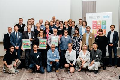 Bild vergrößern: Vertreter alle Kommunen, die mit dabei sind in Brandenburg, auf einem Vernetzungstreffen zum Start des Projektes Global Nachhaltige Kommune