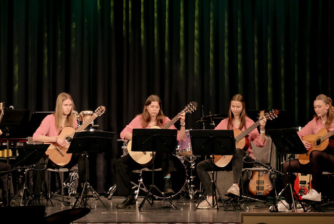 Bild vergrößern: Musikschule Hennigsdorf Frühlingskonzert_23 Gitarren