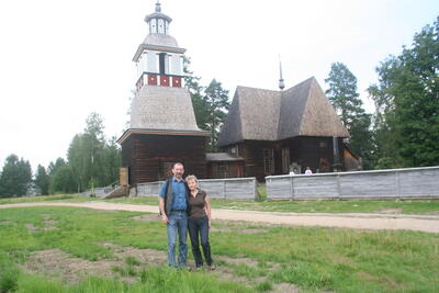 Bild vergrößern: 2011 Kirche von Petäjävesi Finnland - Klaus Höckel und Frau