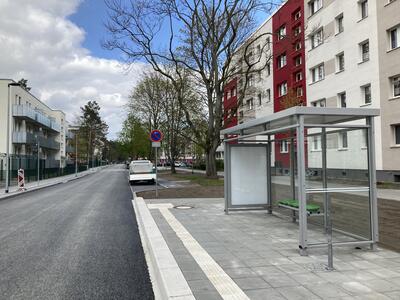 Bild vergrößern: Fr.-Wolf-Straße 2023 Bushaltestelle neu 2 (Foto Dieck)