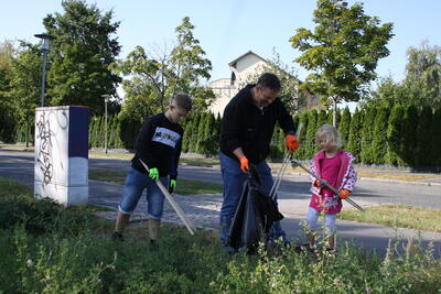 Bild vergrößern: Familie Stenzel aus Nieder Neuendorf - Cleanup-Day 2023 - Foto Dörte Krohn