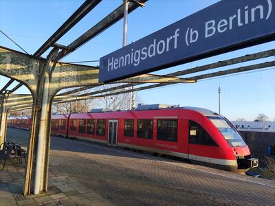 Bild vergr&ouml;&szlig;ern: RE6 Prignitz-Express im Bhf Hdf