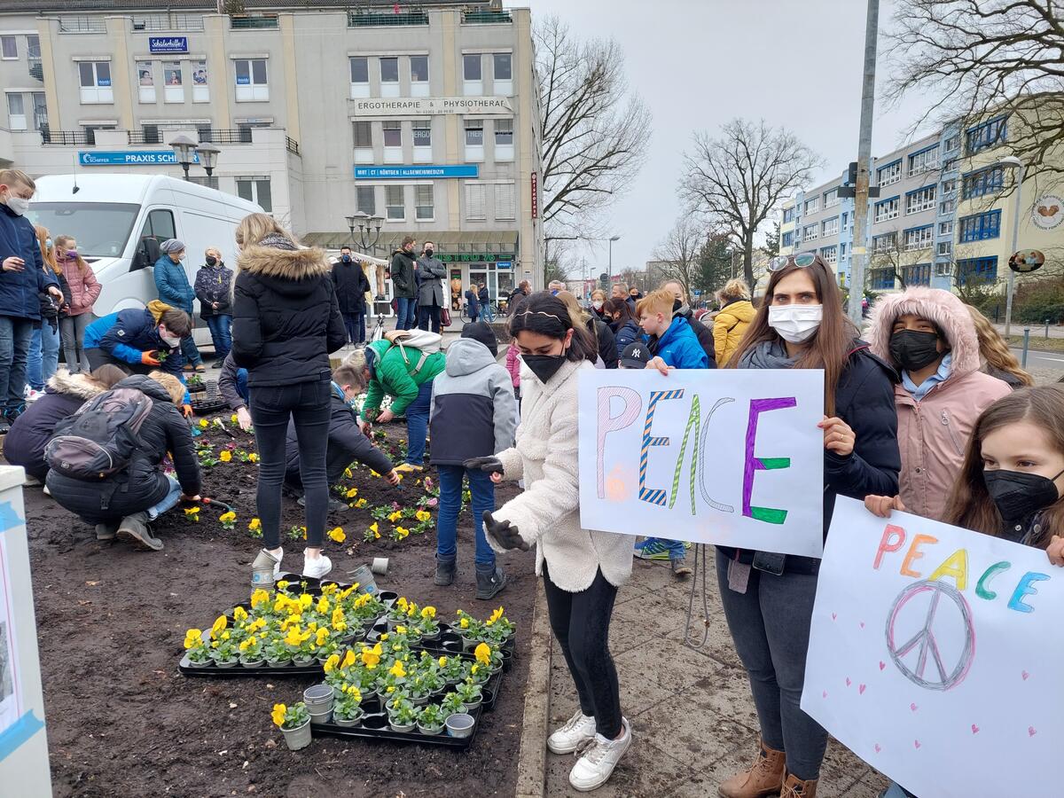 Bild vergrößern: Mit Protestschildern, Trillerpfeifen und Gesängen protestieren Schüler aus Hennigsdorf gegen den Krieg in der Ukraine.