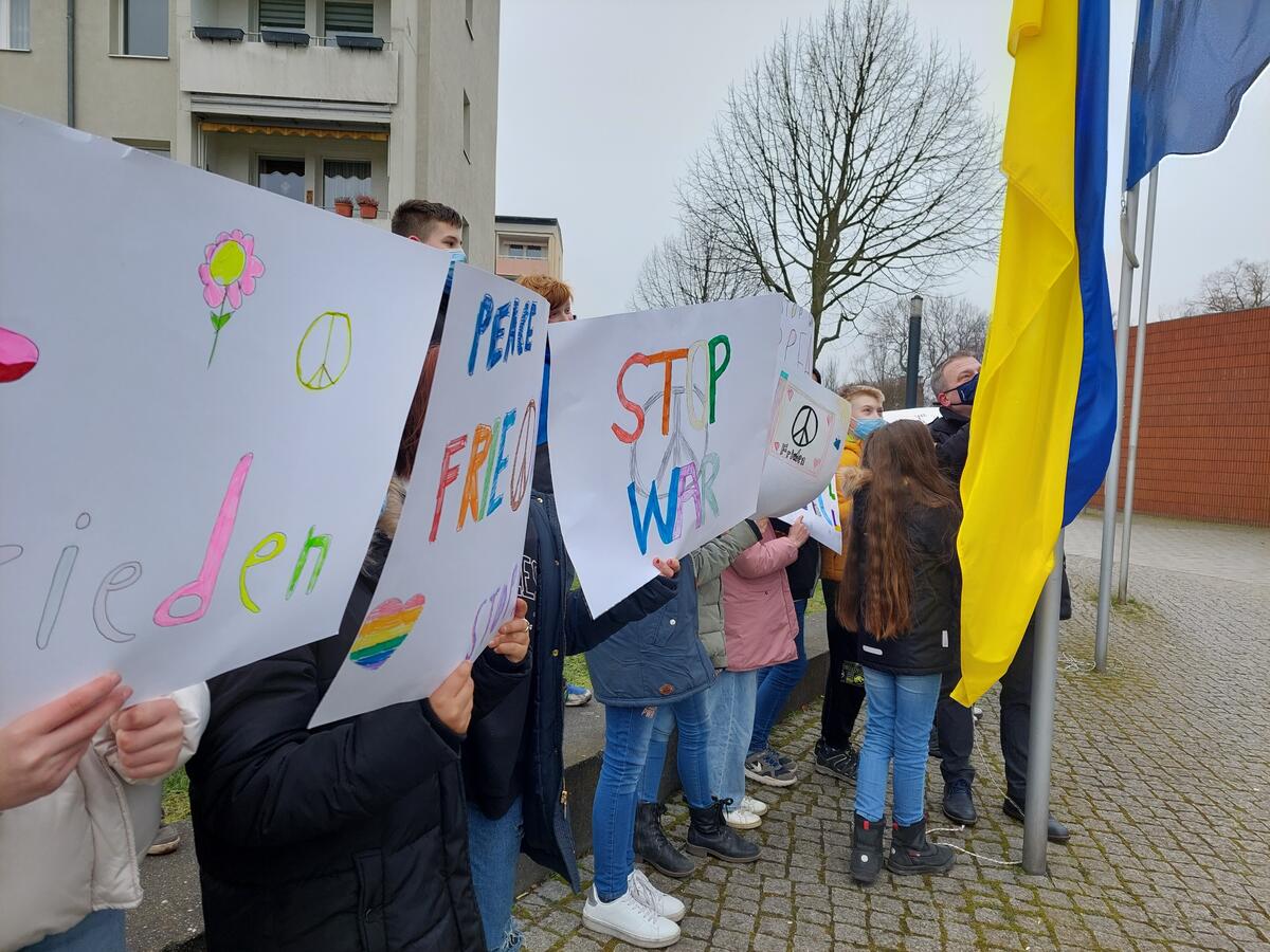 Bild vergrößern: Vor dem Rathaus weht seit dem 3. März 2022 die ukrainische Flagge, gehisst von Bürgermeister Thomas Günther.