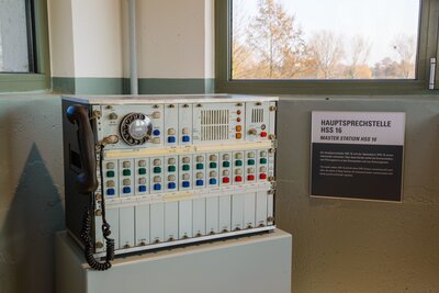 Bild vergr&ouml;&szlig;ern: Hauptsprechstelle - Exponat im Grenzturm Nieder Neuendorf - Foto Stadtarchiv Hennigsdorf