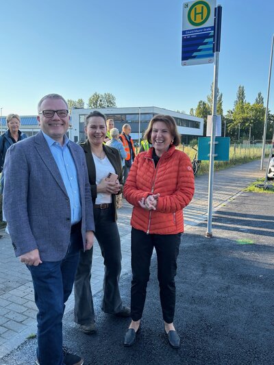 Bild vergr&ouml;&szlig;ern: 08092025 - Bus 807 Verdichtung - Thomas G&uuml;nther, Susanne Zamecki und Ines H&uuml;bner an der Eduard-Maurer-Stra&szlig;e - Foto Andrea Linne