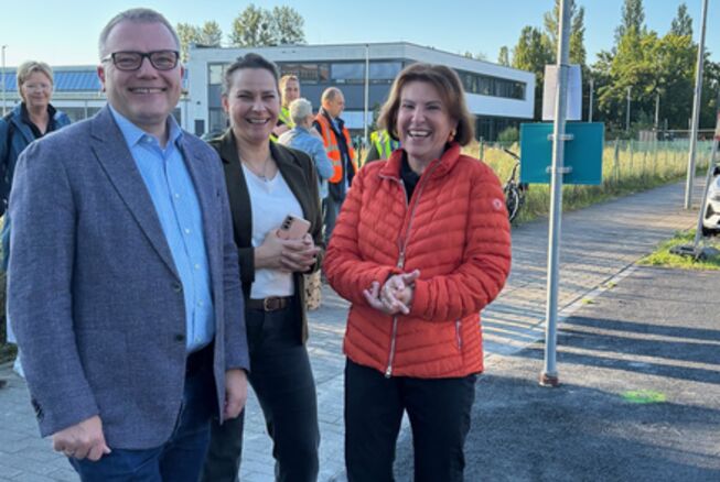 Bild vergr&ouml;&szlig;ern: 08092025 - Bus 807 Verdichtung - Thomas G&uuml;nther, Susanne Zamecki und Ines H&uuml;bner an der Eduard-Maurer-Stra&szlig;e - Foto Andrea Linne
