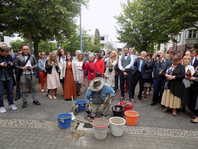 Bild vergr&ouml;&szlig;ern: AK_Presse_Stolpersteine_Wilhelm Busse mit Gunter Demnig