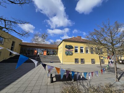 Bild vergr&ouml;&szlig;ern: Biber-GS Schulhof