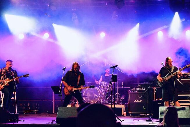 Bild vergr&ouml;&szlig;ern: Halb9_Rockband