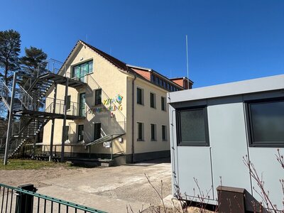 Bild vergr&ouml;&szlig;ern: 08042026 - Kita Schmetterling mit Container davor f&uuml;r eine Gruppe der Kita Nordstern - Foto Andrea Linne