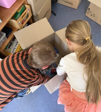 Bild vergr&ouml;&szlig;ern: April 2026 - Kinder helfen packen Kita Nordstern - Foto Vivian Sch&auml;fer