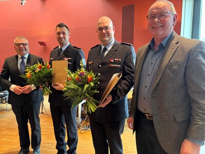 Bild vergr&ouml;&szlig;ern: 14042026 - BM Thomas G&uuml;nther, Stadtwehrf&uuml;hrer Robert Heinsius, Stellv. Karsten Janz u. SVV-Vors. Michael Wobst (v.l.) - Foto Andrea Linne
