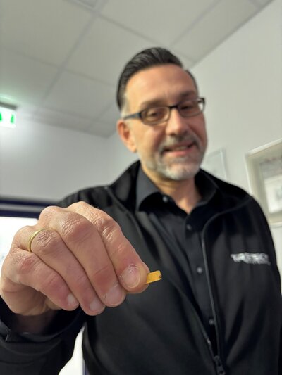 Bild vergr&ouml;&szlig;ern: 14042026 -  Chef Daniel Schultze der Tresky Automation GmbH mit einer Golden Box f&uuml;r Laser in der Komm.technik - Foto Andrea Linne