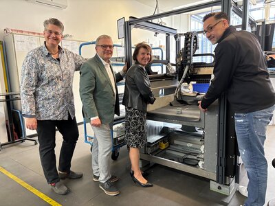 Bild vergr&ouml;&szlig;ern: 14042026 - Clustermanagerin Sylvia Becker, BM Thomas G&uuml;nther, Wirtschaftsf&ouml;rderin Ines H&uuml;bner, Daniel Schultze bei Tresky GmbH - Foto Andrea Linne