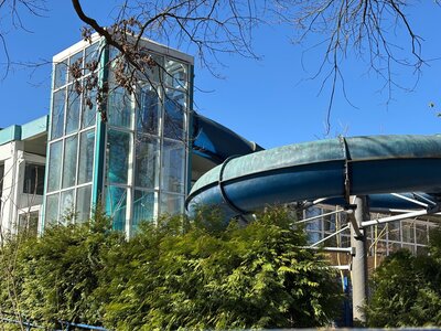 Bild vergr&ouml;&szlig;ern: April 2026 - ehemaliges Stadtbad mit Rutsche - Foto Andrea Linne
