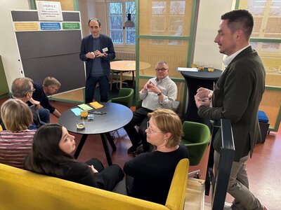 Bild vergr&ouml;&szlig;ern: 16042026 - Erster W&auml;rmetisch Diskussionen KWP - Foto Andrea Linne