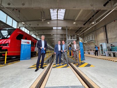 Bild vergr&ouml;&szlig;ern: 04062026 - Stadler Deutschland GmbH Halle 1 mit CEO Josef K&ouml;cher, Standortchef J&uuml;rgen Graba, Geschf. Oliver Brandt Baufirma BM Thomas G&uuml;nther  (v.l.) - Foto Andrea Linne