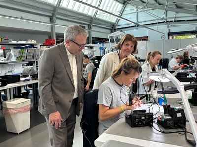Bild vergr&ouml;&szlig;ern: 04062026 - Besuch ME Messsysteme GmbH, Thomas G&uuml;nther und Ines H&uuml;bner schauen Doreen Br&uuml;ckner &uuml;ber die Schulter - Foto Andrea Linne