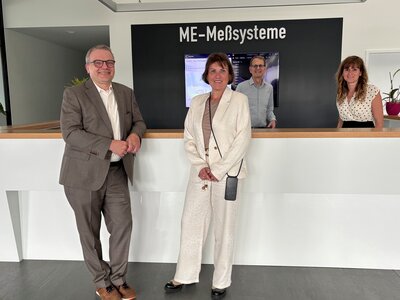 Bild vergr&ouml;&szlig;ern: 04062026 - Besuch ME Messsysteme GmbH, Gesch.f&uuml;hrer Dr. Holger Kabelitz und Elena Witich mit BM Thomas G&uuml;nther und Wirtschaftsf&ouml;rderin Ines H&uuml;bner - Foto Andrea Linne