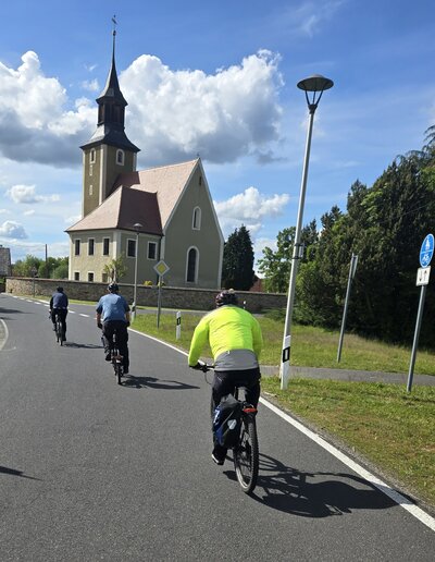 Bild vergr&ouml;&szlig;ern: Stadtradeln 2026 - Radler vor Kirche