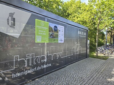 Bild vergr&ouml;&szlig;ern: Bikebox mit Stadtradelnplakat 2026