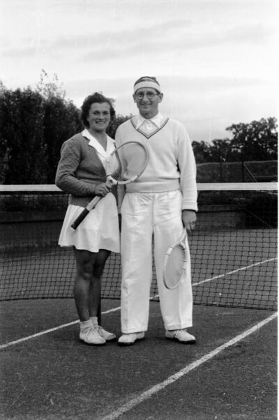Bild vergr&ouml;&szlig;ern: 100 Jahre Tennisclub Hennigsdorf - ein Bild aus den 1950er-Jahren Ehepaar Irmgard und Wolfgang Jacke- Foto Alstom Historikerverein