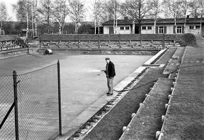 Bild vergr&ouml;&szlig;ern: 100 Jahre Tennisclub Hennigsdorf - Platzmeister Erich Klos beim Platzbau auf dem Meisterschaftsplatz (M-Platz) - Foto Alstom Historikerverein