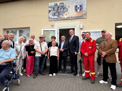 Bild vergr&ouml;&szlig;ern: Treff der Stahl- und Walzwerker &uuml;bergeben Gruppenbild - Foto Andrea Linne