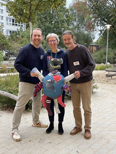 Bild vergr&ouml;&szlig;ern: Jugendkoordinator Johannes Otto, Angela Schmidt aus Oranienburg, Andreas Witt Hohen Neuendorf mit Upcycling Kuschelmonster - Foto privat