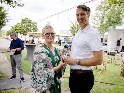 Bild vergr&ouml;&szlig;ern: 02072026 - 25 Jahre Gewerbehof Nord - Birgit Tornow-Wendland und IHK-Chef OHV Christian Streege - Foto Steffi Rose