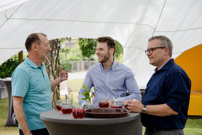 Bild vergr&ouml;&szlig;ern: 02072026 - 25 Jahre Gewerbehof Nord - v.l. Klaus H&ouml;ckel, Patrick Deligas und BM Thomas M&uuml;ller - Foto Steffi Rose