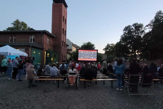 Bild vergr&ouml;&szlig;ern: Open Air Kino lux Augenoptik im Hof B&uuml;rgerhaus