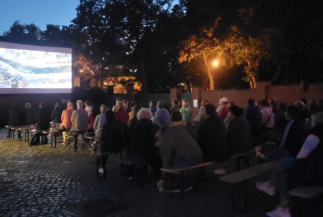 Bild vergr&ouml;&szlig;ern: Open Air Kino lux Augenoptik im Hof B&uuml;rgerhaus