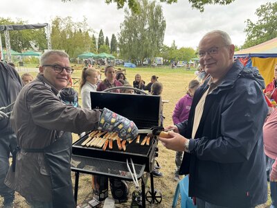 Bild vergr&ouml;&szlig;ern: Zideka 2026 - Thomas G&uuml;nther und Michael Wobst braten W&uuml;rste - Foto Steffen Leber