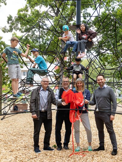 Bild vergr&ouml;&szlig;ern: 25072026_Nord_Wohnhof_2_&Uuml;bergabe mit Holger Schaffranke, Thomas G&uuml;nther, Projektleiterin Anja Vogel und Bastian Klebauschke - Foto J&ouml;rn Pestlin