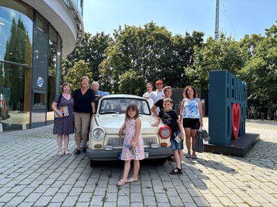 Bild vergr&ouml;&szlig;ern: 03082026 - Familien aus Sroda in der Stadt mit Joanna Grajek, Petra Simon und Heike Ottilige (v.l.) - Foto Andrea Linne