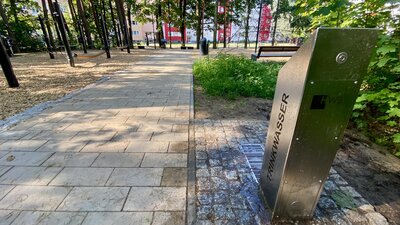 Bild vergr&ouml;&szlig;ern: Abk&uuml;hlung Trinkbrunnen Wohnhof 2 Nord - Foto Julia Baehr - Kopie