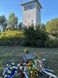 Bild vergr&ouml;&szlig;ern: 13082026 - 65 Jahre Mauerbau - Blumen Platz der Maueropfer - Foto Andrea Linne