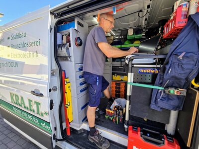 Bild vergr&ouml;&szlig;ern: Kraft-Service Firmenbesuch Pr&uuml;fer Falk im Auto