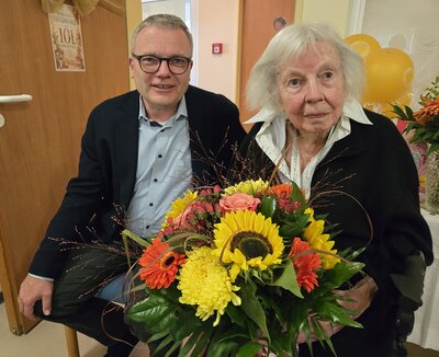 Bild vergr&ouml;&szlig;ern: BM Thomas G&uuml;nther gratuliert Lieselotte Jenrich zum 101. Geburtstag