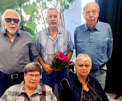 Bild vergr&ouml;&szlig;ern: Udo Hoffmann mit Blumen ist alter neuer Vorsitzender des Hennigsdorfer Seniorenbeirates. Harald Politz (rechts) bleibt Stellvertreter. Mit dabei sind auch Norbert K&uuml;schall, Rosemarie Hein&szlig;en und Iris Tentscher.