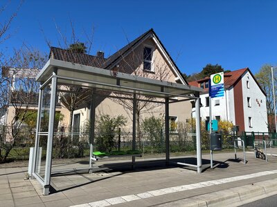 Bild vergr&ouml;&szlig;ern: Bushaltestellen werden nach und nach im Stadtgebiet vervollst&auml;ndigt. Diese steht in der Fontanesiedlung. Nun folgt der Ausbau an der Alsdorfer Stra&szlig;e vor der Kaufhalle.